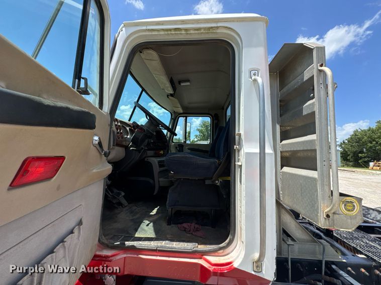 image for item DU9206 2002 Mack CH613 semi truck