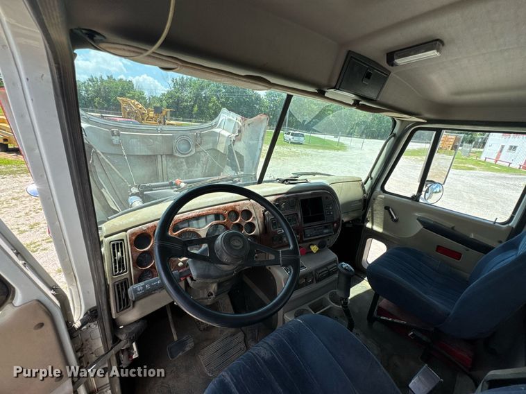 image for item DU9206 2002 Mack CH613 semi truck