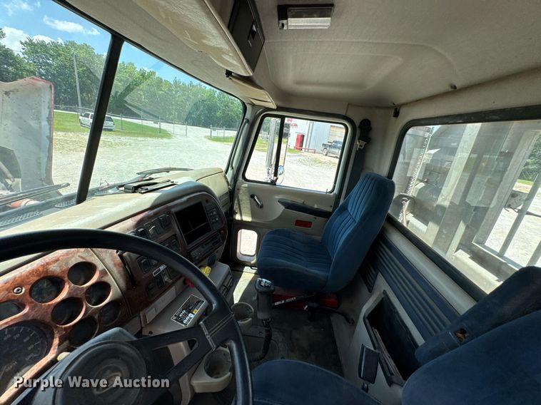 image for item DU9206 2002 Mack CH613 semi truck