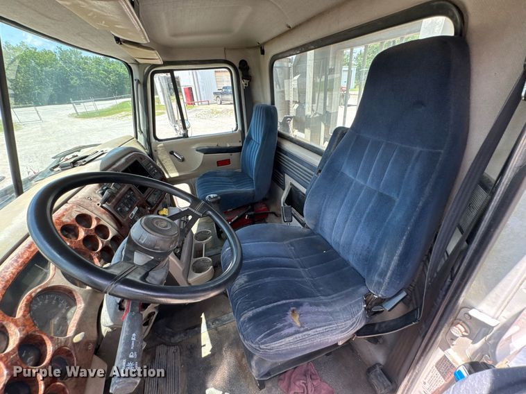 image for item DU9206 2002 Mack CH613 semi truck