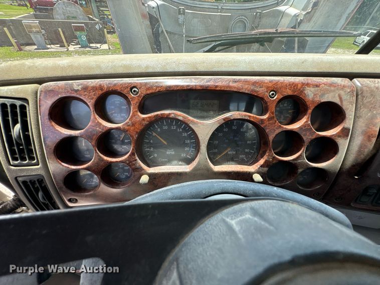 image for item DU9206 2002 Mack CH613 semi truck