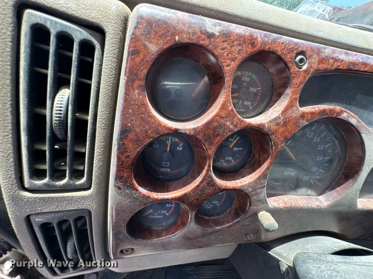 image for item DU9206 2002 Mack CH613 semi truck