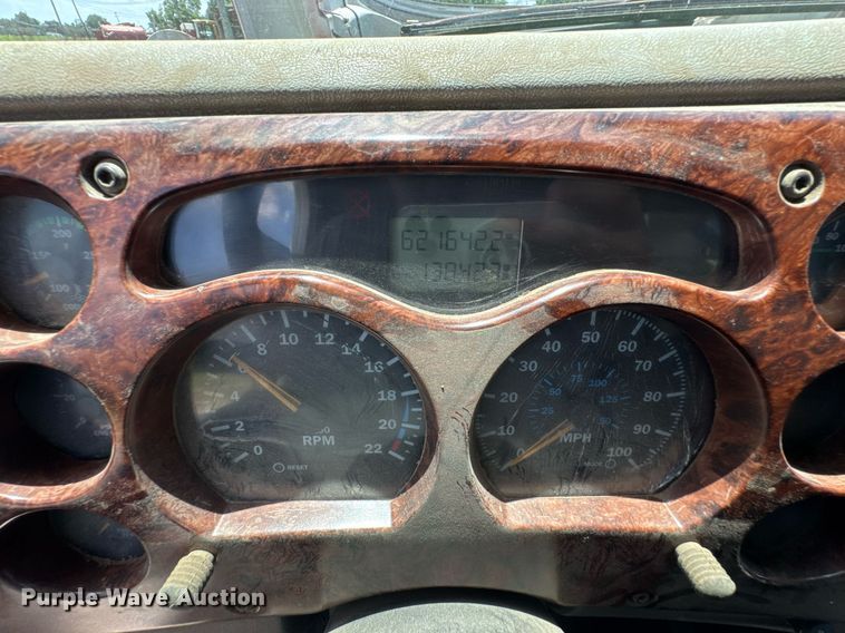 image for item DU9206 2002 Mack CH613 semi truck