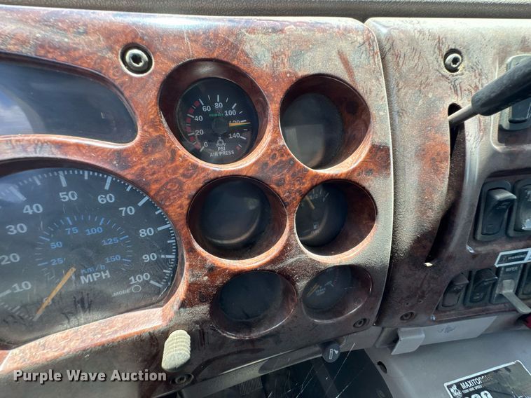 image for item DU9206 2002 Mack CH613 semi truck