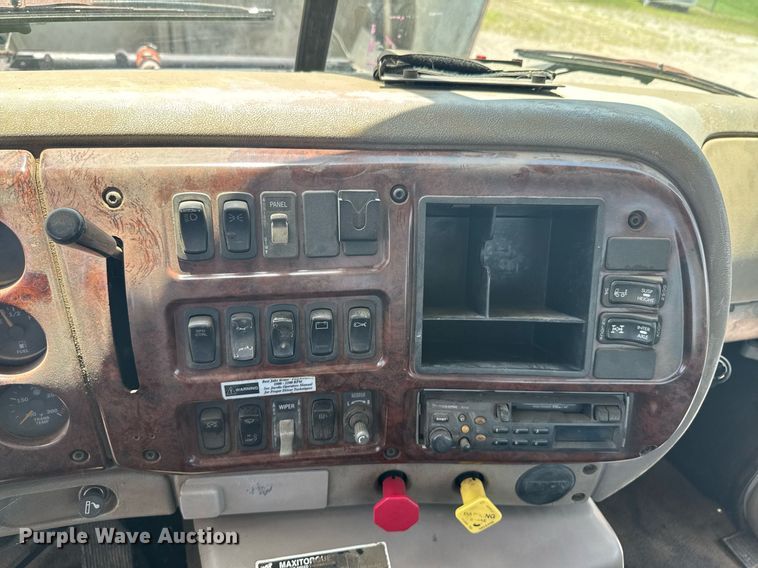 image for item DU9206 2002 Mack CH613 semi truck