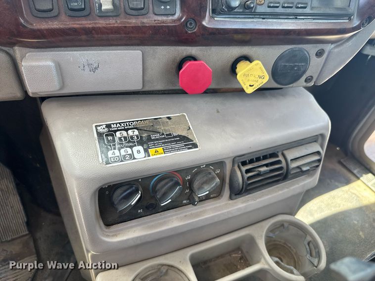 image for item DU9206 2002 Mack CH613 semi truck