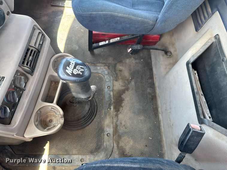 image for item DU9206 2002 Mack CH613 semi truck