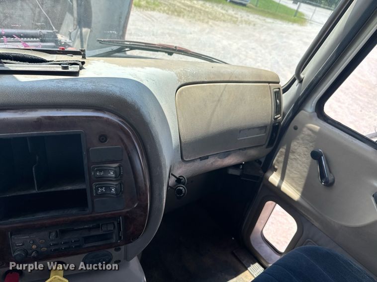 image for item DU9206 2002 Mack CH613 semi truck