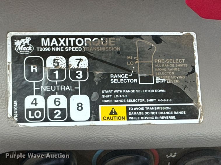 image for item DU9206 2002 Mack CH613 semi truck