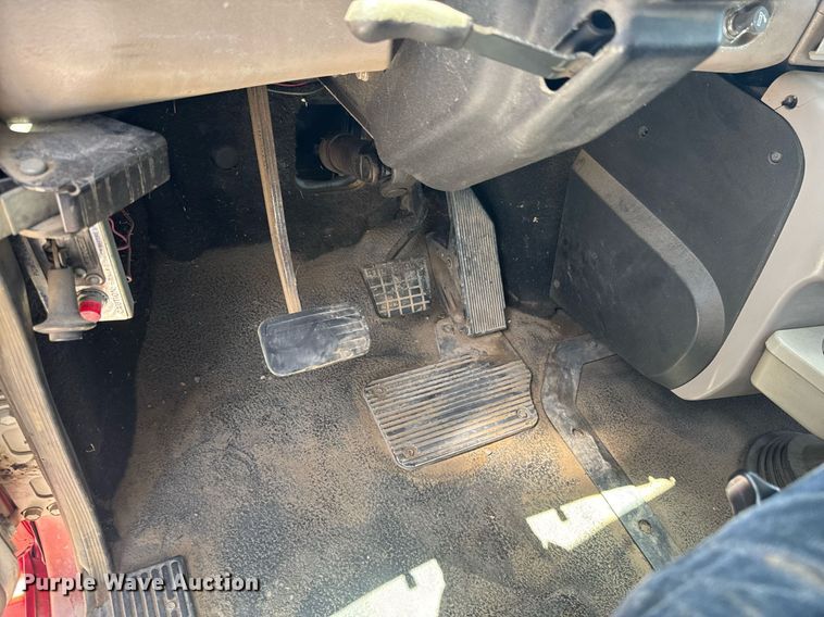 image for item DU9206 2002 Mack CH613 semi truck