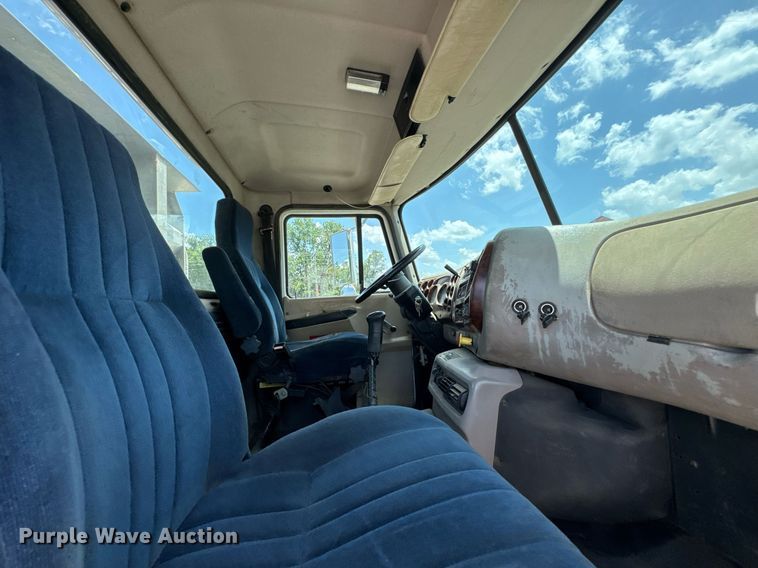 image for item DU9206 2002 Mack CH613 semi truck