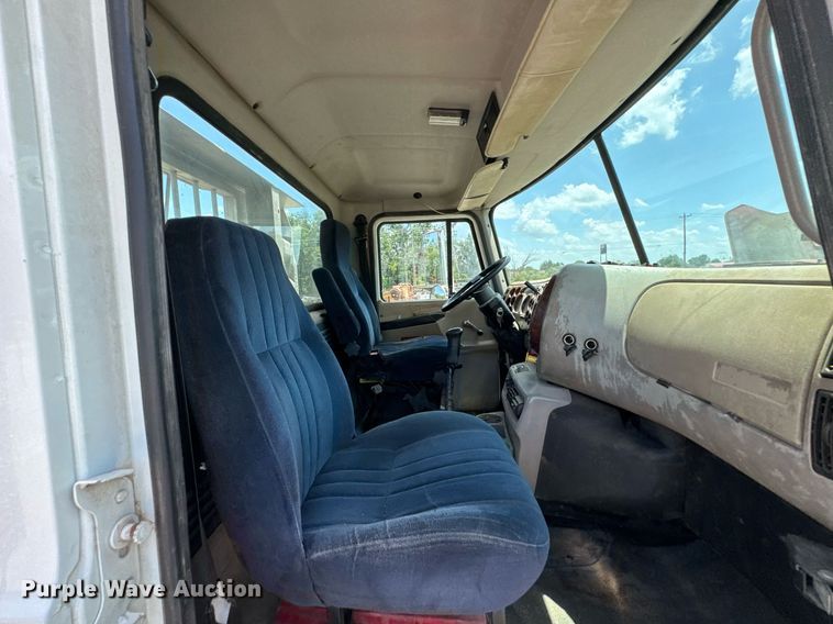 image for item DU9206 2002 Mack CH613 semi truck