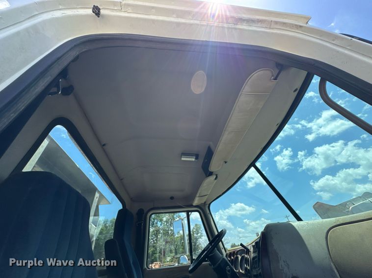 image for item DU9206 2002 Mack CH613 semi truck