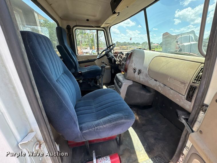 image for item DU9206 2002 Mack CH613 semi truck