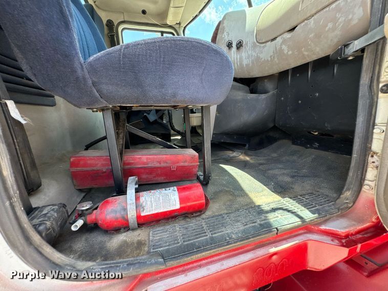 image for item DU9206 2002 Mack CH613 semi truck