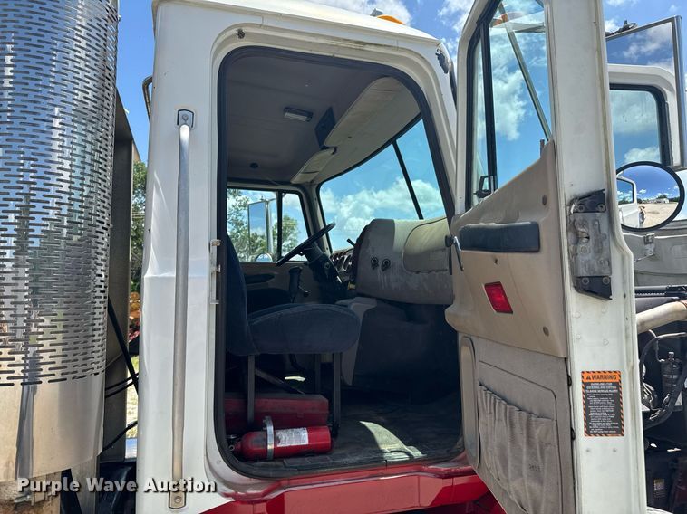 image for item DU9206 2002 Mack CH613 semi truck