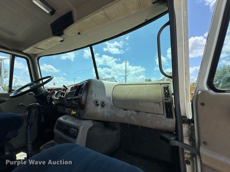 image for item DU9206 2002 Mack CH613 semi truck