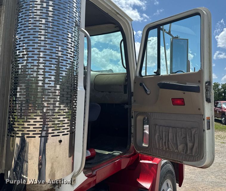 image for item DU9206 2002 Mack CH613 semi truck