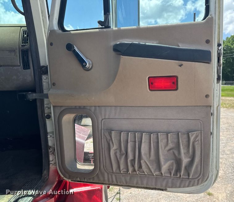 image for item DU9206 2002 Mack CH613 semi truck