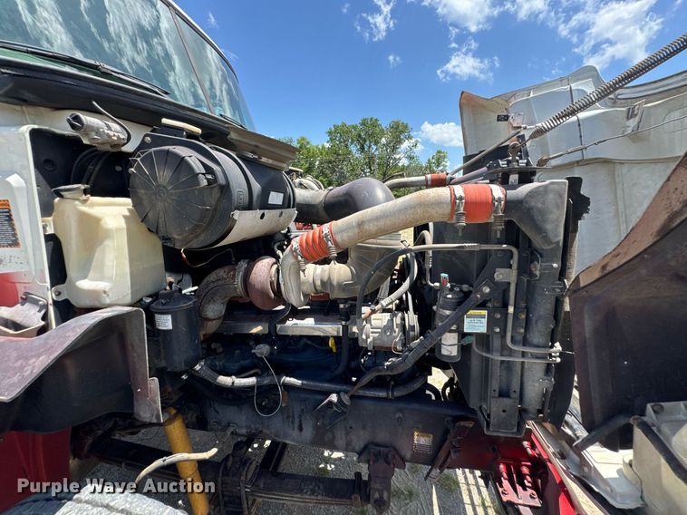 image for item DU9206 2002 Mack CH613 semi truck