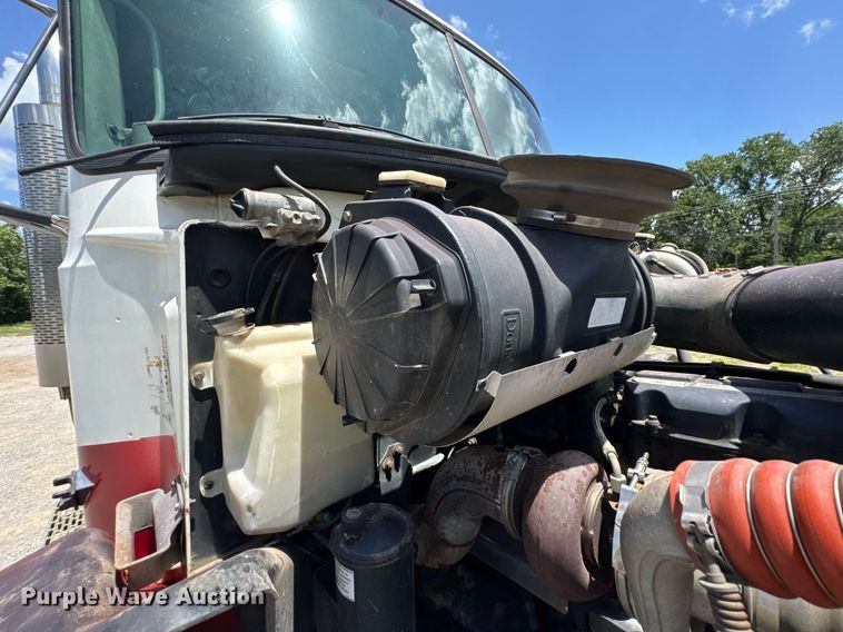 image for item DU9206 2002 Mack CH613 semi truck