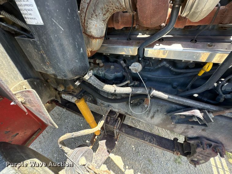 image for item DU9206 2002 Mack CH613 semi truck