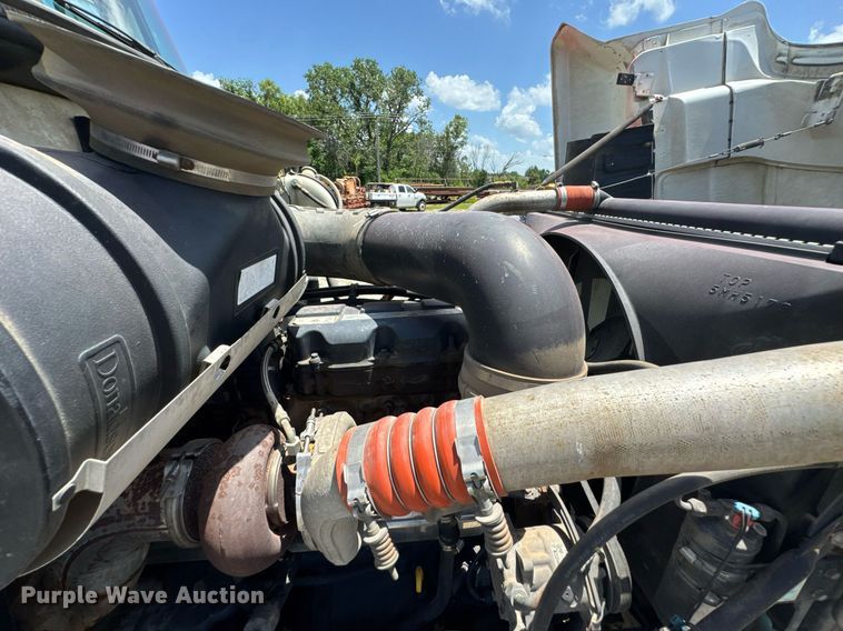 image for item DU9206 2002 Mack CH613 semi truck