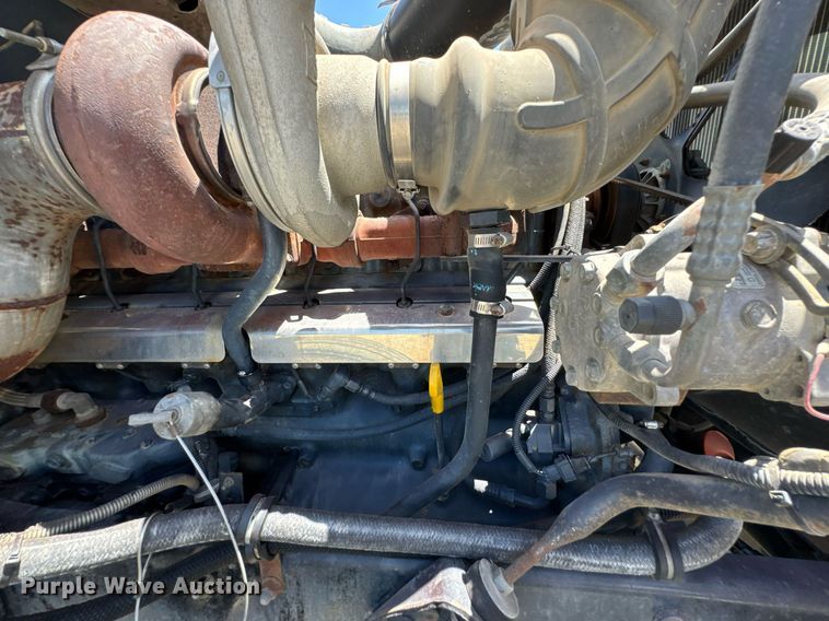 image for item DU9206 2002 Mack CH613 semi truck