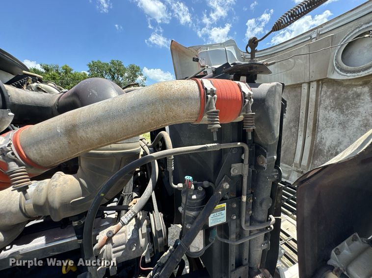 image for item DU9206 2002 Mack CH613 semi truck