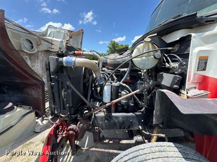 image for item DU9206 2002 Mack CH613 semi truck