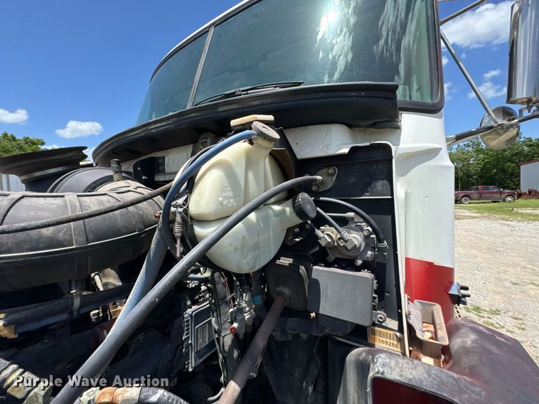 image for item DU9206 2002 Mack CH613 semi truck