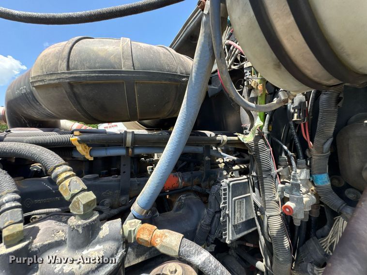 image for item DU9206 2002 Mack CH613 semi truck