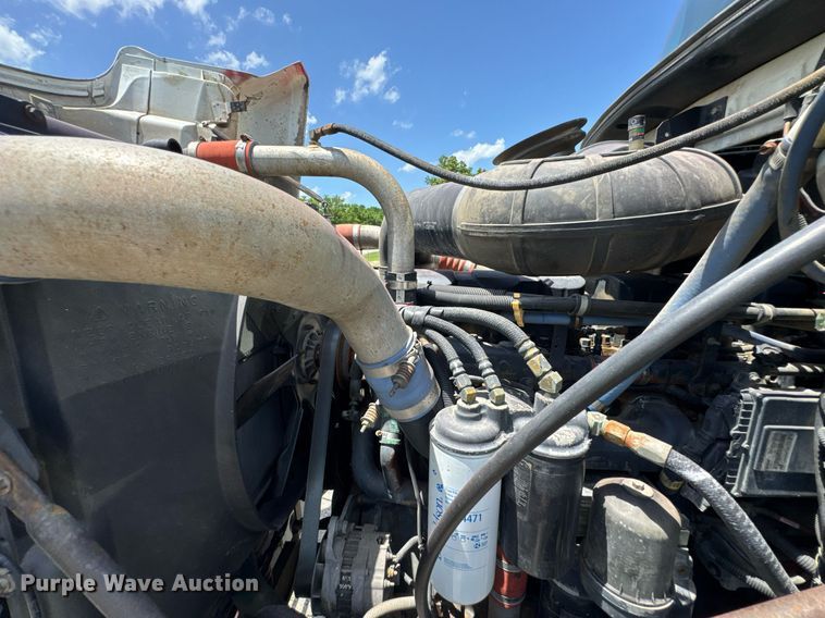 image for item DU9206 2002 Mack CH613 semi truck