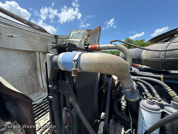 image for item DU9206 2002 Mack CH613 semi truck