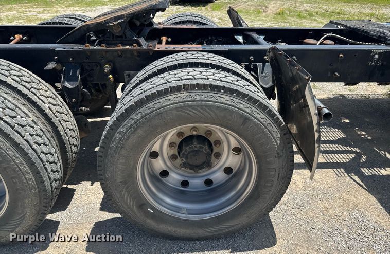 image for item DU9206 2002 Mack CH613 semi truck