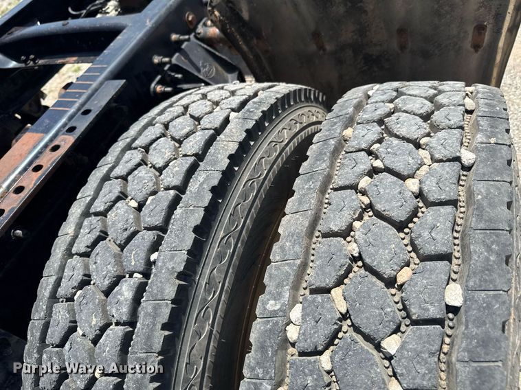 image for item DU9206 2002 Mack CH613 semi truck