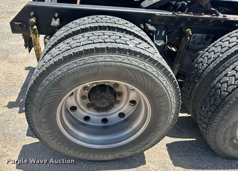 image for item DU9206 2002 Mack CH613 semi truck