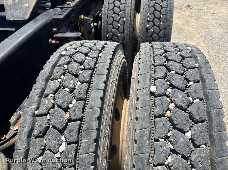 image for item DU9206 2002 Mack CH613 semi truck