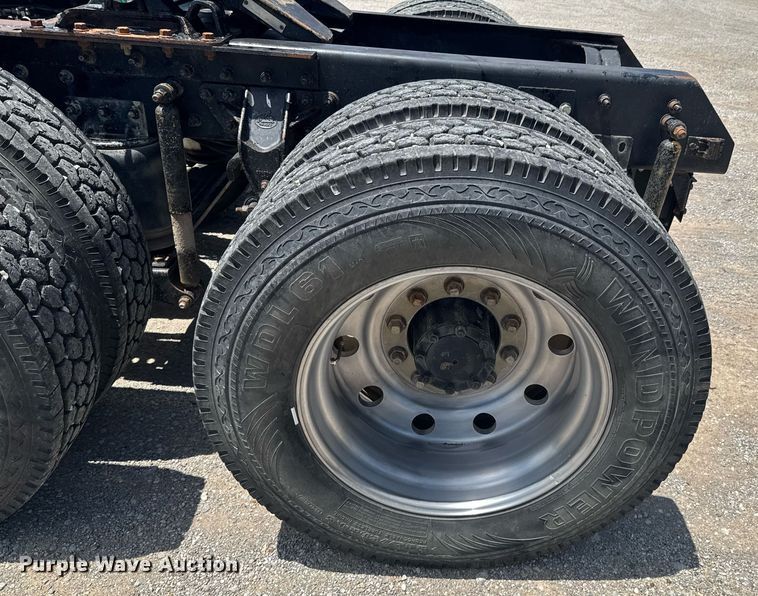 image for item DU9206 2002 Mack CH613 semi truck