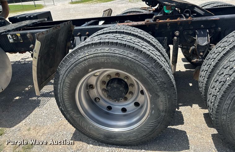 image for item DU9206 2002 Mack CH613 semi truck