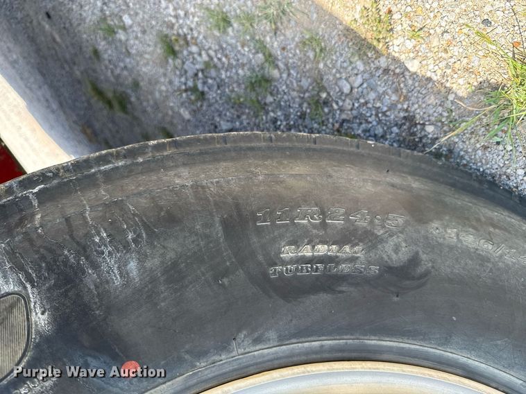 image for item DU9206 2002 Mack CH613 semi truck