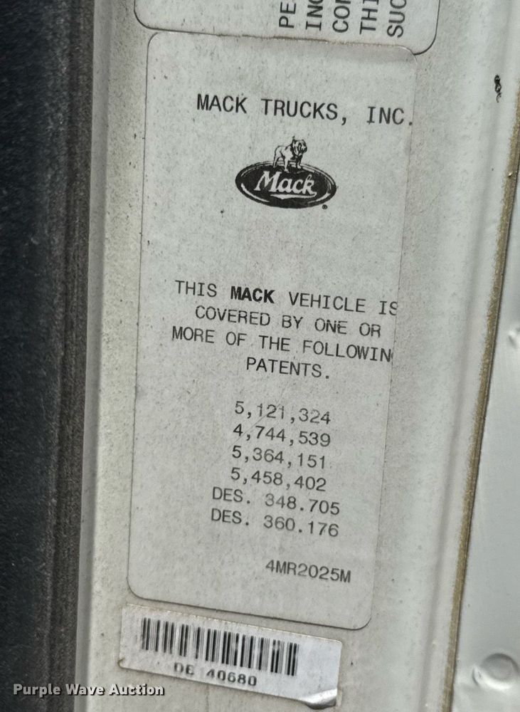 image for item DU9206 2002 Mack CH613 semi truck