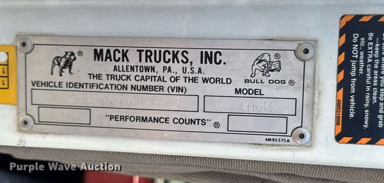 image for item DU9206 2002 Mack CH613 semi truck