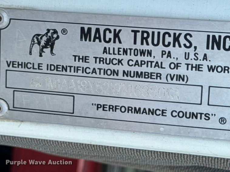 image for item DU9206 2002 Mack CH613 semi truck