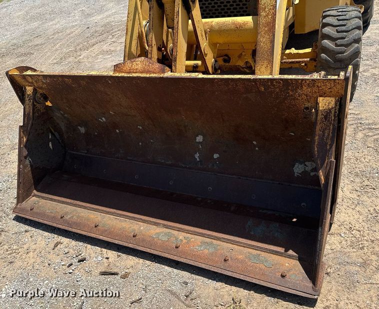 image for item DU9208 2005 John Deere 210LE landscape tractor