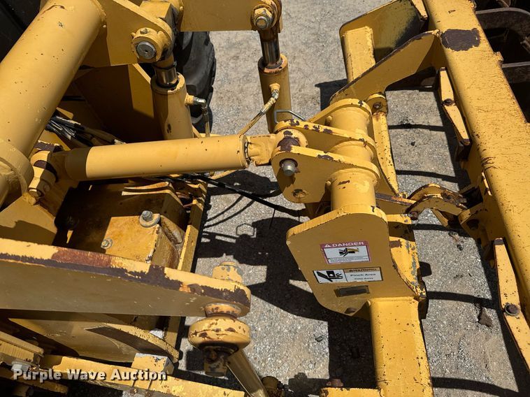 image for item DU9208 2005 John Deere 210LE landscape tractor