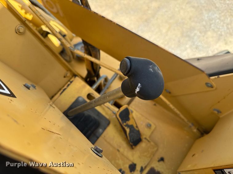 image for item DU9208 2005 John Deere 210LE landscape tractor