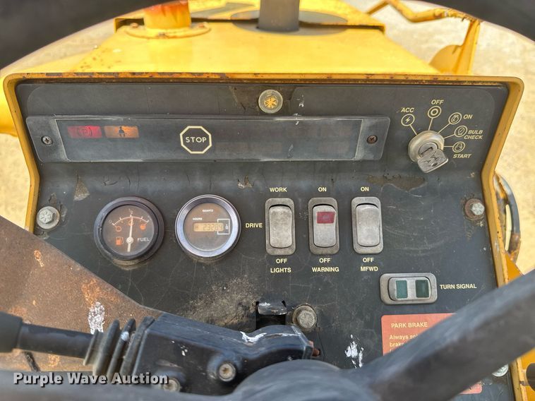 image for item DU9208 2005 John Deere 210LE landscape tractor