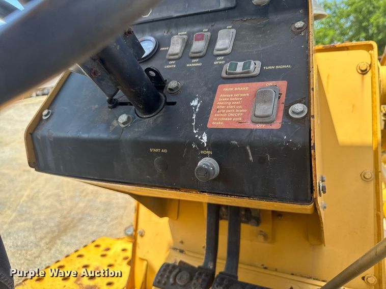 image for item DU9208 2005 John Deere 210LE landscape tractor