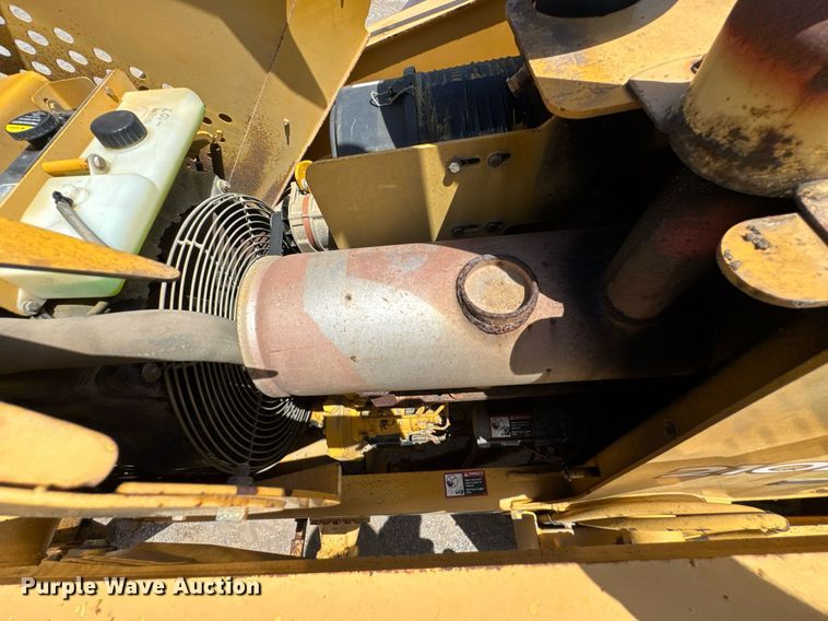 image for item DU9208 2005 John Deere 210LE landscape tractor